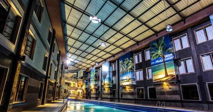 Swimming Pool Crown Victoria Hotel