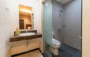 In-room Bathroom 7 D'Fresh Hotel & Resto Manage by Ascent Malang