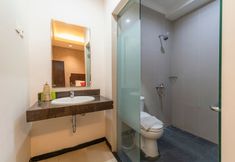 In-room Bathroom 7 D'Fresh Hotel & Resto Manage by Ascent Malang