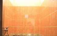 In-room Bathroom 7 Tristar Hotel Madiun