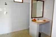 Toilet Kamar Tamarind Beach Bungalow Lembongan 