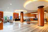 Lobby Hotel Santika Makassar