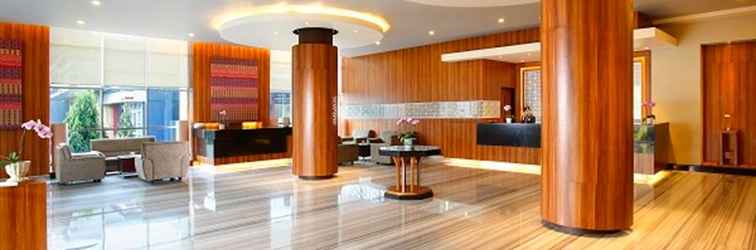 Lobby Hotel Santika Makassar