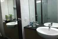 Phòng tắm bên trong Oasis Atjeh Hotel