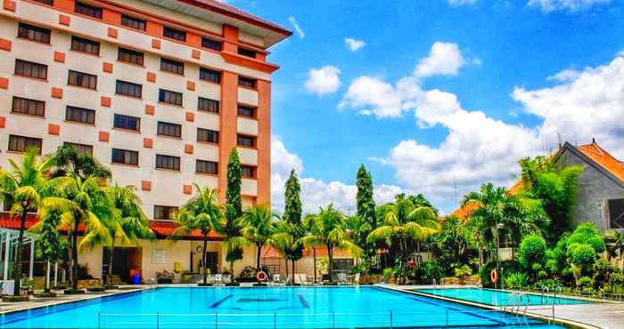 Kolam Renang The Sunan Hotel Solo