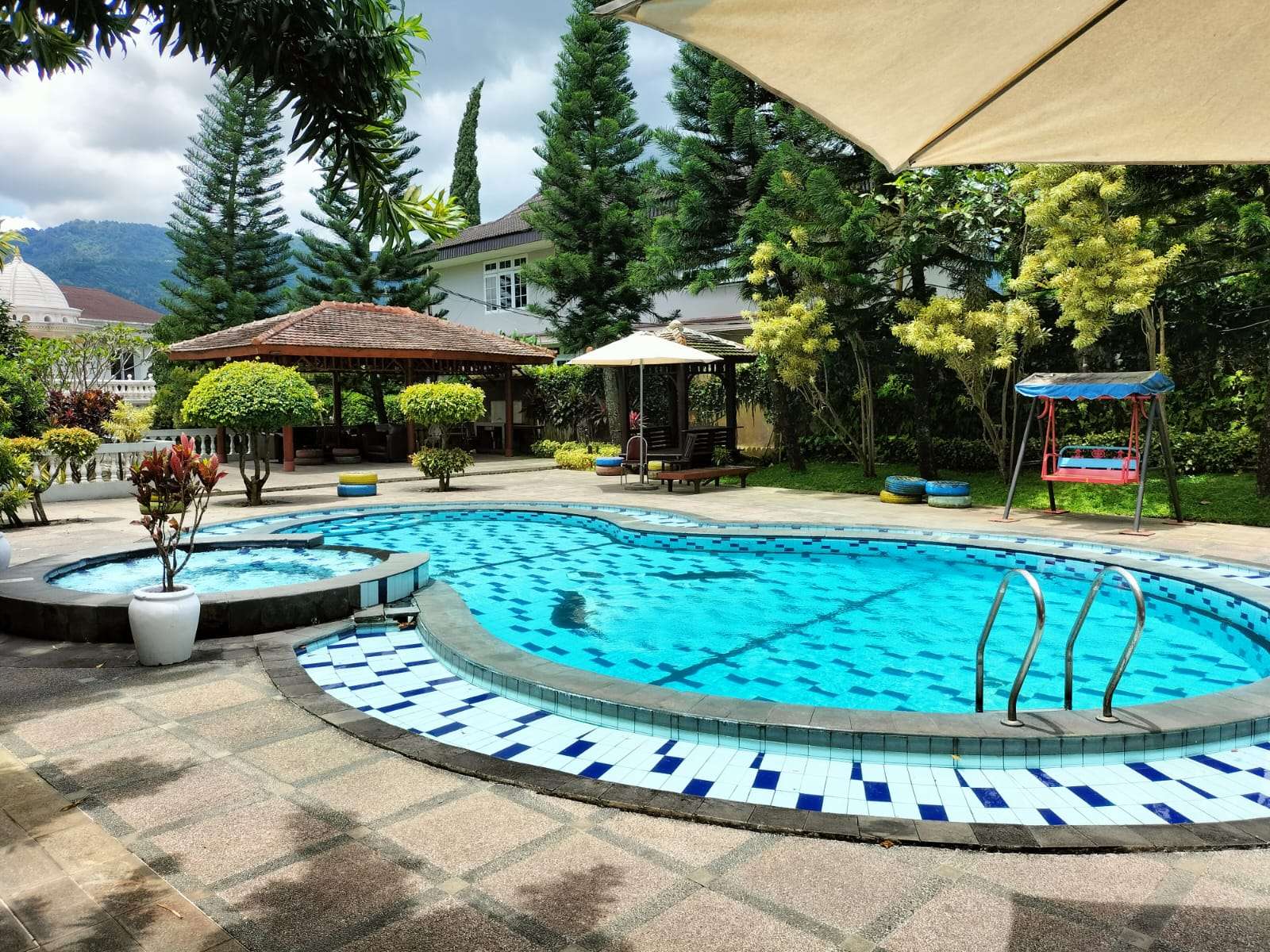 Rizen Premiere Hotel - Swimming Pool