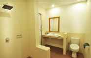 Toilet Kamar 6 d'Lima Hotel and Villas