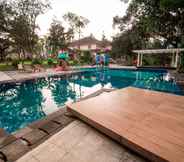 Swimming Pool 2 Resort Prima Cipayung