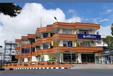 外部的 Ambun Suri Hotel