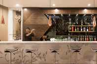 Bar, Cafe and Lounge ASTON Bellevue Radio Dalam