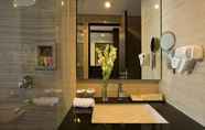 In-room Bathroom 4 ASTON Bellevue Radio Dalam