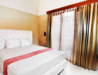 Kamar Tidur 2 Batikan De Ville Guesthouse (3 Rooms)