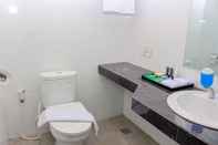 Toilet Kamar Azza Hotel Palembang by Horison