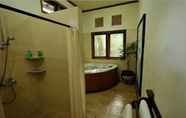 In-room Bathroom 5 Alam Sari Resort and Spa