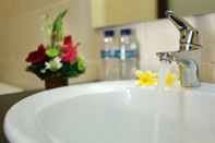 In-room Bathroom Puri Jayaraja Guest House Bali