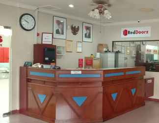 Lobby 2 RedDoorz near Nagoya Citywalk Batam 2