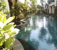 สระว่ายน้ำ 5 Seminyak Townhouse Bali