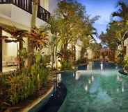 สระว่ายน้ำ 6 Seminyak Townhouse Bali