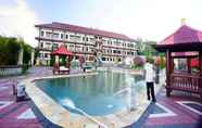 Kolam Renang 4 Puri Bening Hayato Hotel