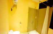 Toilet Kamar 5 Puri Bening Hayato Hotel