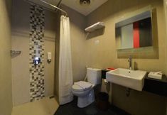 In-room Bathroom 7 D Hotel Jakarta