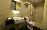 In-room Bathroom 6 D Hotel Jakarta