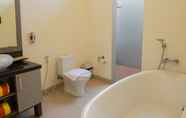 Toilet Kamar 6 Luxotic Private Villa and Resort