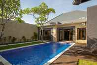 Kolam Renang Luxotic Private Villa and Resort