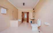 ห้องน้ำภายในห้อง 6 Kuta Puri Bungalows, Villas and Resort