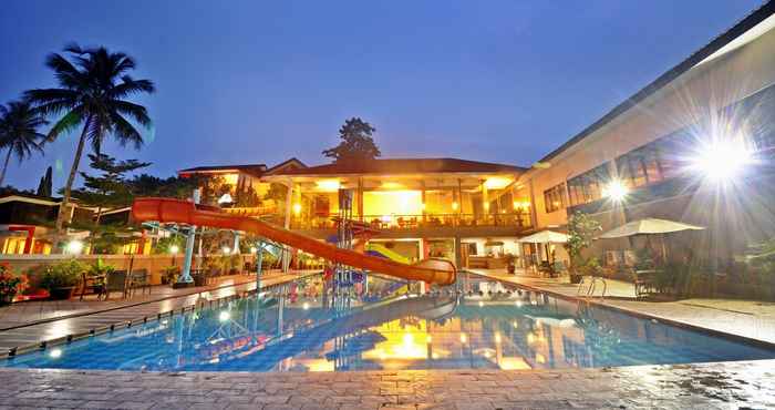 Swimming Pool Grand Ussu Hotel & Convention