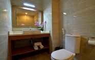 In-room Bathroom 7 Taman Rosani Hotel & Villa