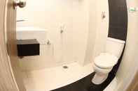 Toilet Kamar Grand Palace Hotel Makassar