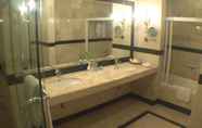 Toilet Kamar 5 Royal Senyiur Hotel