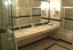 In-room Bathroom 3 Royal Senyiur Hotel