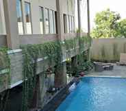 Swimming Pool 2 Koi Hotel & Residence