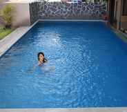 Swimming Pool 5 Koi Hotel & Residence