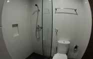 Toilet Kamar 7 Amantis Hotel