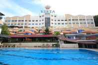 Kolam Renang Crown Vista Hotel