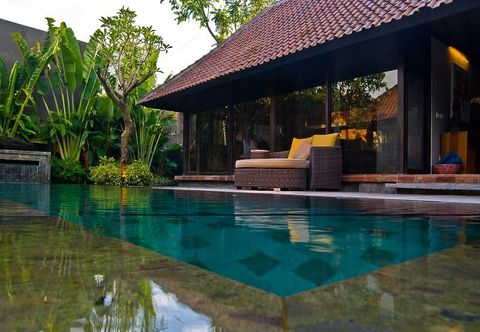 Swimming Pool Komea Villa 
