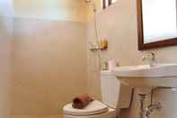 Toilet Kamar Bemo Corner Guesthouse