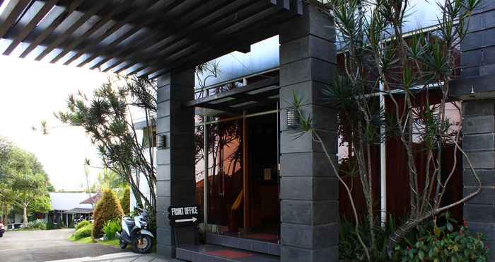 Bangunan The Rizen Hotel 