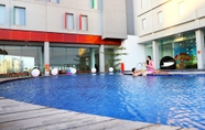 Swimming Pool 5 POP! Hotel Gubeng