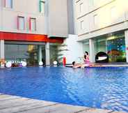 Swimming Pool 5 POP! Hotel Gubeng