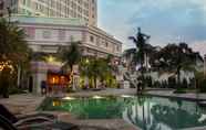 สระว่ายน้ำ 2 Grand Candi Hotel Semarang