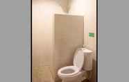 Toilet Kamar 5 The Puspa Ubud Hotel