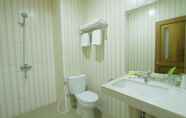 In-room Bathroom 4 Front One HK Resort Semarang