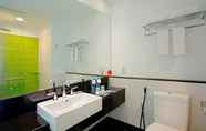 ห้องน้ำภายในห้อง 7 Hotel Santika Cikarang