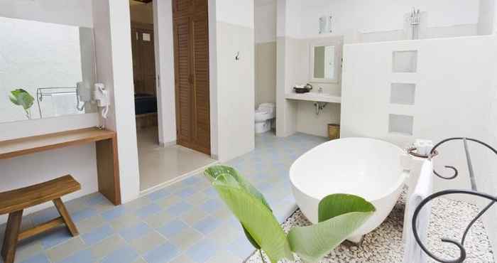 Toilet Kamar Artemis Villa and Hotel