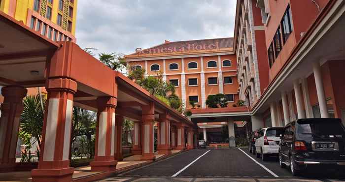 Bên ngoài Semesta Hotel Semarang