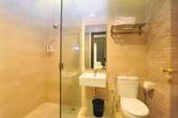 Toilet Kamar Studio Inn & Suites Semarang